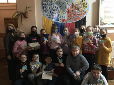 Школярі з Тернопільщини відправили солодощі захисникам на передову