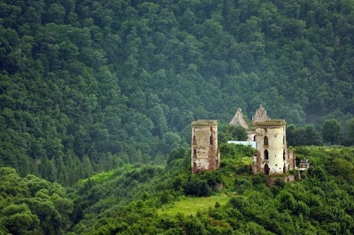 Серед буйної зелені Тернопільщини у зниклому місті виткнулися руїни неготичних веж
