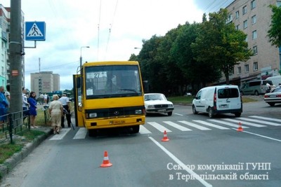 У Тернополі маму з дитиною збила маршрутка