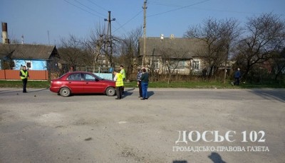 На Тернопільщині під колесами автомобіля опинився школяр на велосипеді