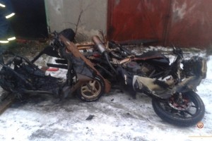 На Тернопільщині у гаражі погоріли скутери та мотоцикли (фото)