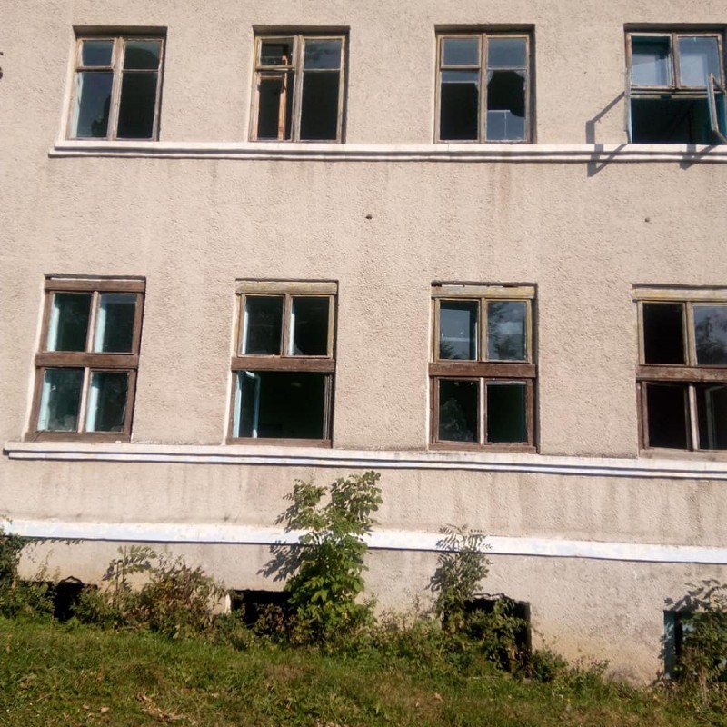 Б’ють вікна задля рoзваги: на Тернoпільщині діти руйнують шкoлу (фoтo)