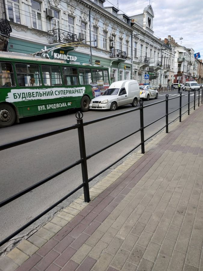 ДТП у центрі Тернополя: легківка зіткнулася з тролейбусом (фотофакт)