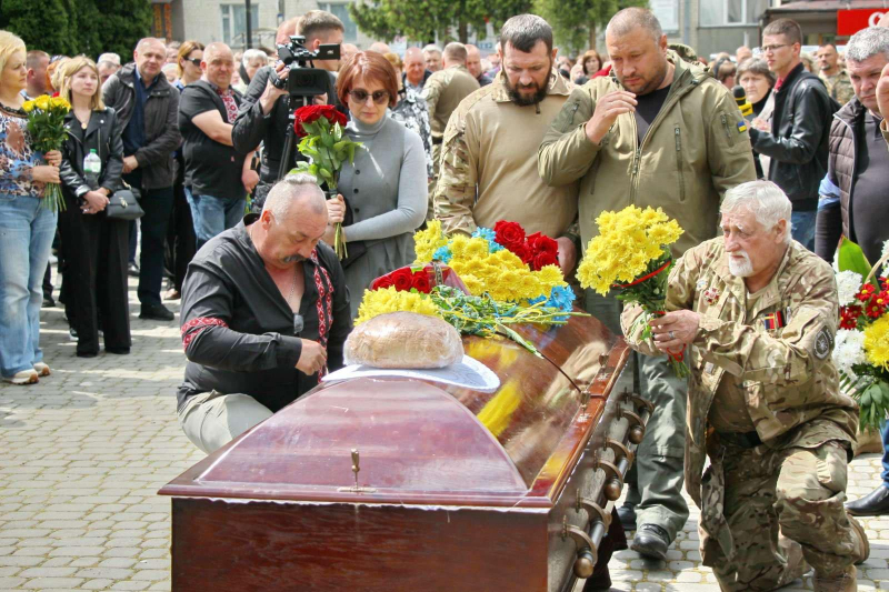 Загинув при спробі винести поранених побратимів: на Тернопільщині поховали захисника Едуарда Хатмулліна