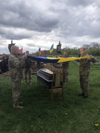 Громада Тернопільщини провела в останню дорогу захисника України Петра Мурзу