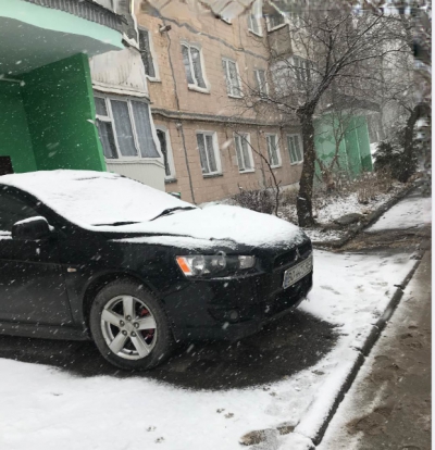 У Тернополі водій залишив автомобіль при вході у під’їзд (фотофакт)