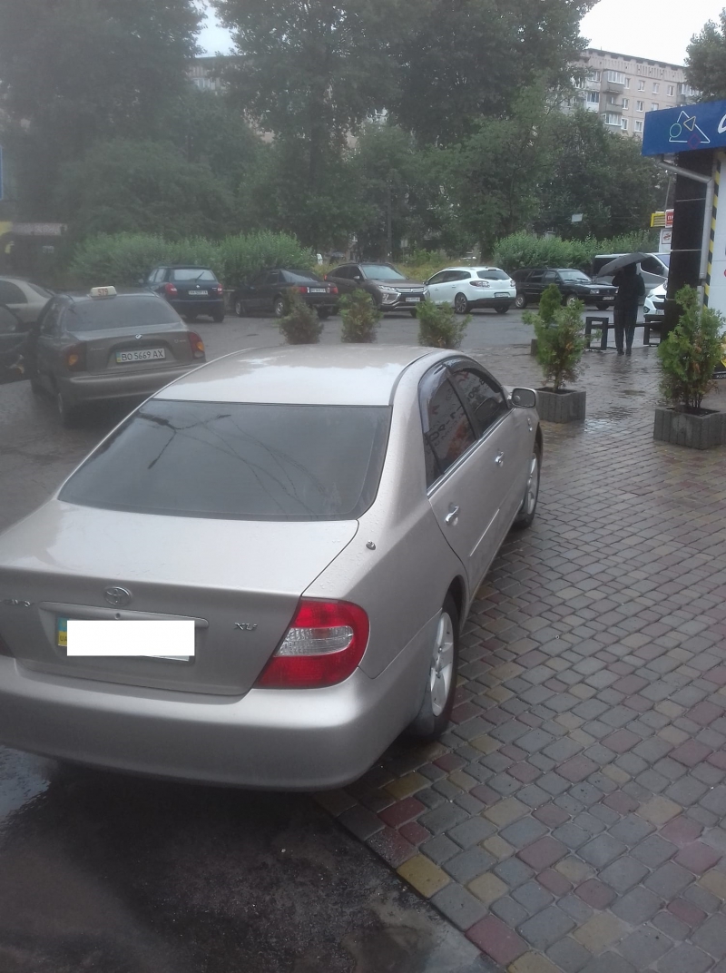 Тернопільські водії продовжують підкорювати тротуари (фотофакт)