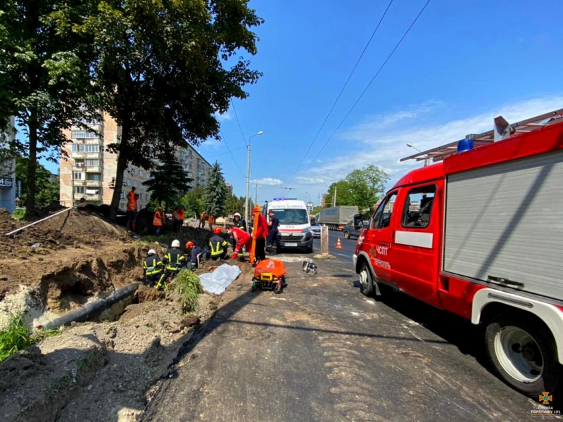 У Тернополі під завалами землі опинилися двоє робітників. Один із них загинув