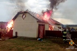 На Тернопільщині майже дотла згоріла господарська будівля