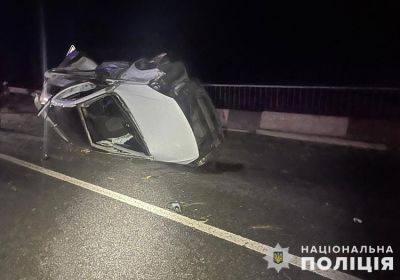 На Тернопільщині іномарка протаранила бетонну частину мосту та перекинулася