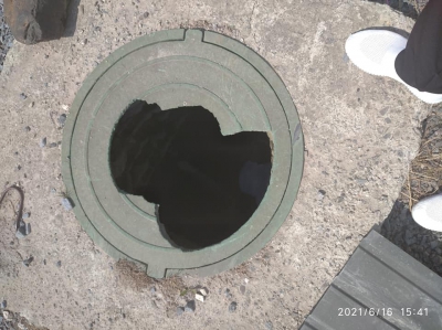 На Тернопільщині невідомий проломав каналізаційний люк (фотофакт)