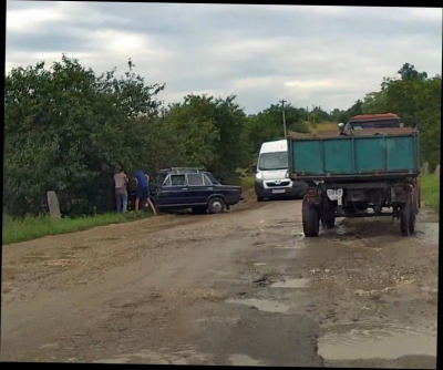 На Тернопільщині водій не впорався з керуванням через болото на дорозі (фотофакт)