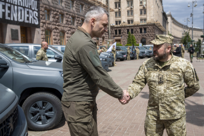 Кличко передав від громади Києва захисникам автомобілі, системи РЕБ та техніку для роботи БПЛА