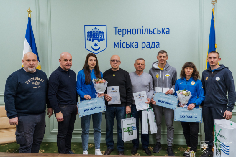 Троє тернопільських спортсменів отримали грошові сертифікати на 100 000 гривень