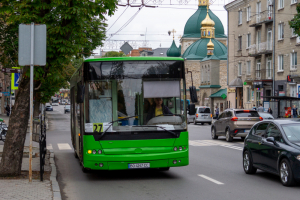 Завтра у Тернополі збільшать кількість громадського транспорту, який курсуватиме до міських кладовищ