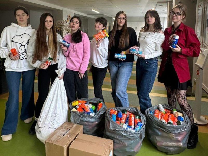 Тернопільські старшокласники зібрали понад 400 пачок печива для собак із притулку