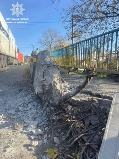 У Тернополі вантажівка протаранила відбійник та ледь не перекинулася