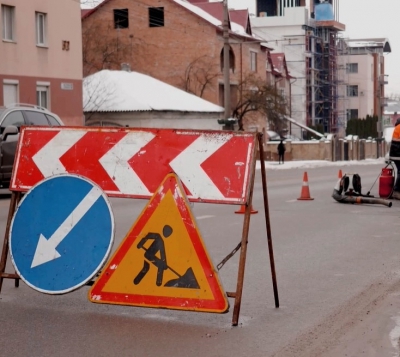 На проїжджих частинах вулиць Тернополя тривають роботи з ліквідації аварійної ямковості