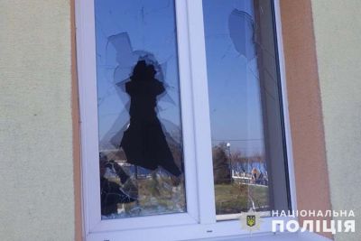 На Тернопільщині 21-річний молодик повибивав вікна у трьох державних установах