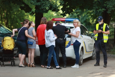 Проти ям – з рулеткою: через аварійність дороги тернополяни викликали поліцейських (фото)