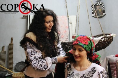У Тернополі жінок вчили, як пов’язувати українські хустки (фото)